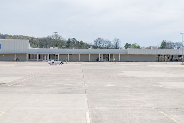 Brooklyn Shopping Center: 923-951 East College Street, Pulaski, TN 38478